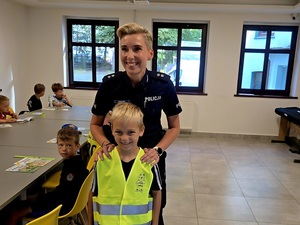 spotkanie policjantki z dziećmi w ramach działań bezpieczne wakacje
