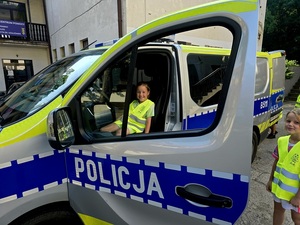 spotkanie policjantki z dziećmi w ramach działań bezpieczne wakacje