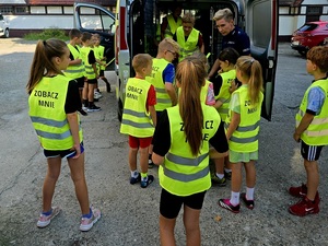 spotkanie policjantki z dziećmi w ramach działań bezpieczne wakacje