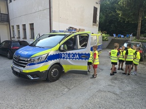spotkanie policjantki z dziećmi w ramach działań bezpieczne wakacje