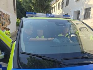 spotkanie policjantki z dziećmi w ramach działań bezpieczne wakacje