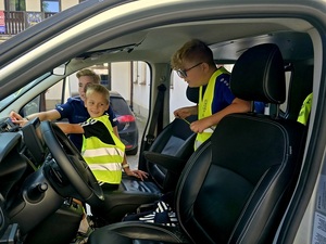 spotkanie policjantki z dziećmi w ramach działań bezpieczne wakacje