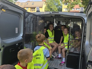 spotkanie policjantki z dziećmi w ramach działań bezpieczne wakacje