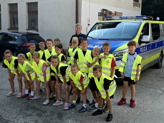 spotkanie policjantki z dziećmi w ramach działań bezpieczne wakacje