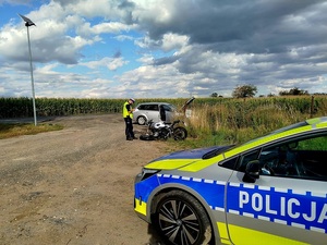 motocykl, samochód osobowy i radiowóz