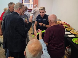 policjantka rozdaje odblaski podczas Igrzysk Sportowych Seniorów