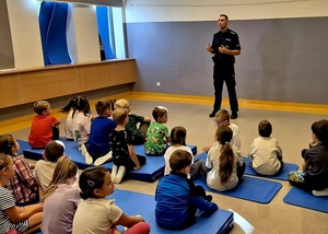 spotkania policjantów z dziećmi w szkołach