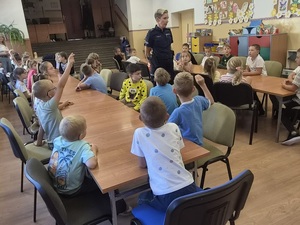 spotkanie policjantów z uczniami klas pierwszych