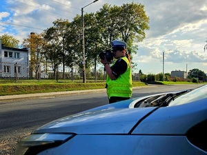 pomiar prędkości dokonywany przez umundurowaną policjantkę