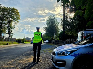 pomiar prędkości dokonywany przez umundurowaną policjantkę