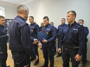 wręczenie dyplomów z okazji 100-lecia dzielnicowych