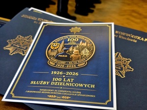 wręczenie dyplomów z okazji 100-lecia dzielnicowych