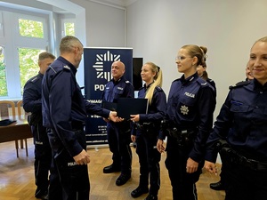 wręczenie dyplomów z okazji 100-lecia dzielnicowych