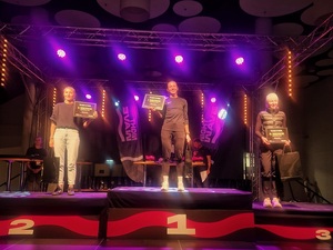 podium na którym stoją 3 kobiety