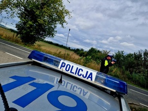 policjant z miernikiem prędkości